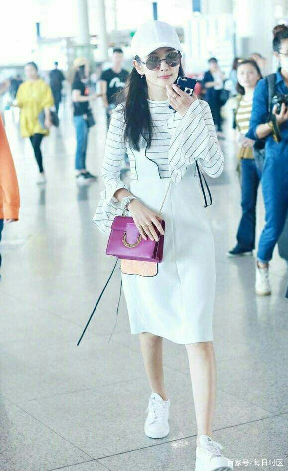 黑色 在机场拍到李冰冰，运动裤里还有打底裤，老寒腿了素颜也沧桑！