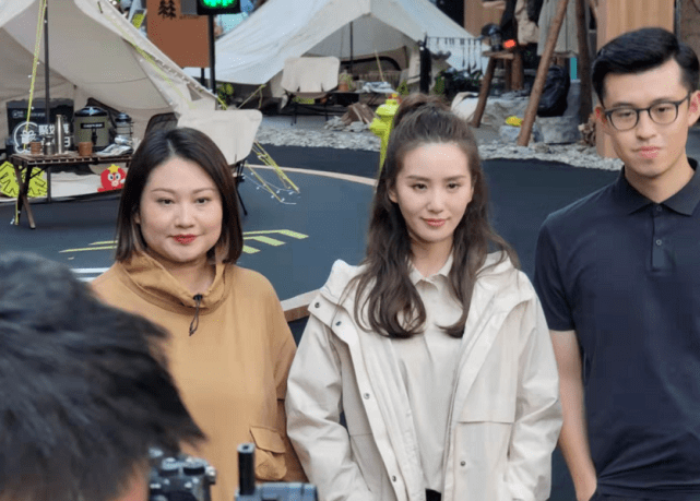 坐姿 刘诗诗人淡如菊是假象？穿运动装大爷坐姿放飞自我，好心情藏不住