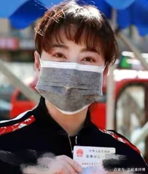 漂亮 周海媚打疫苗被拍，素颜不像有50多岁的，戴口罩也遮不住她的美！