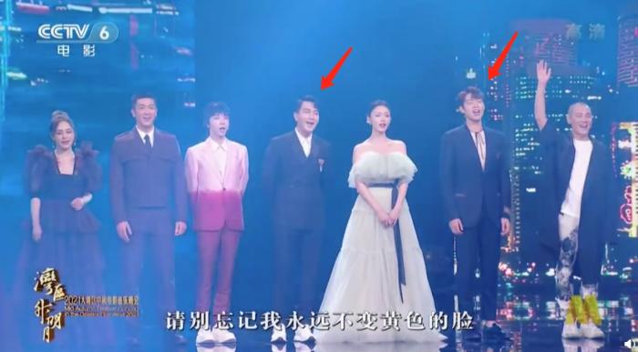 因为|杨幂三里屯逛街再被偶遇，露小蛮腰秀长腿，配合拍照毫无明星架子