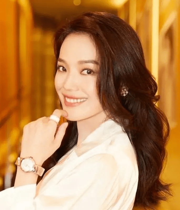 白女士都是淡颜，为什么赵露思化妆比素颜丑，乔欣却能撑破颜值天花板？