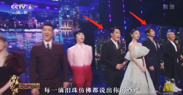 因为|杨幂三里屯逛街再被偶遇，露小蛮腰秀长腿，配合拍照毫无明星架子