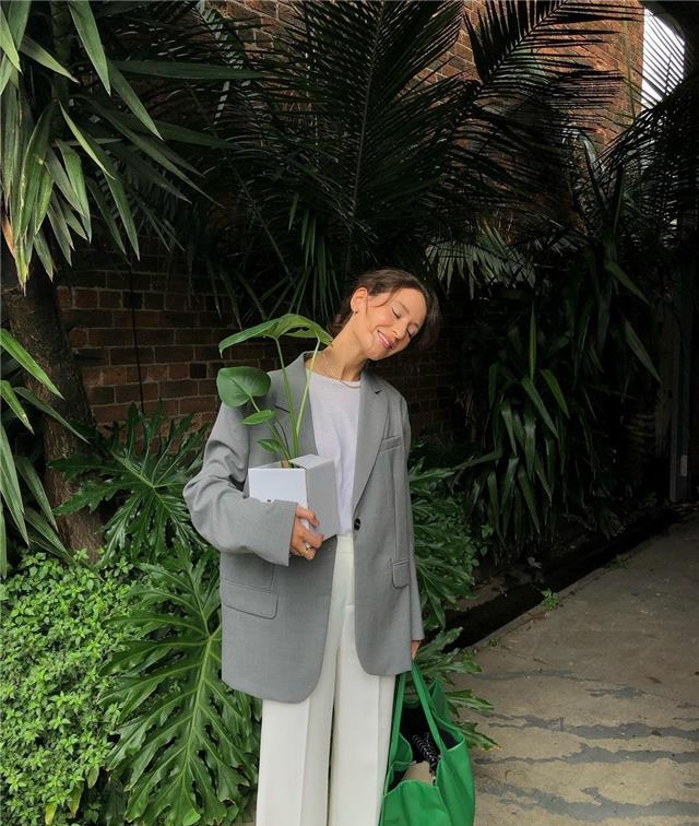 整体 女人过了50岁，穿衣服都要远离这三种“大妈色”，老土又掉档次