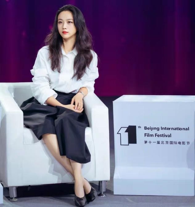 汤唯终于放弃黑长直 卷发亮相背影均匀 白衣黑裤有巩俐那范儿 造型