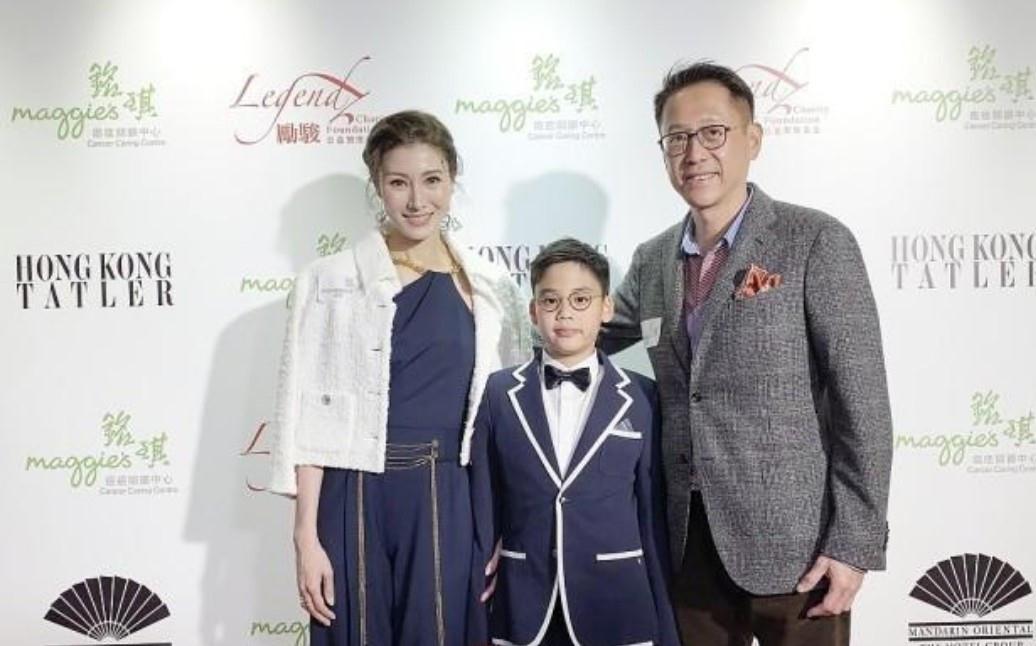 贵妇 李嘉欣嫁入豪门过上阔太生活，与儿子老公一同亮相，贵妇气质满满