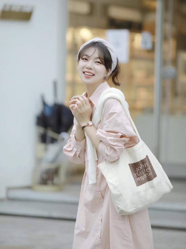 毛衣 小个子女生秋天怎么穿？咖啡色毛衣+深色牛仔裤，上身复古又时髦