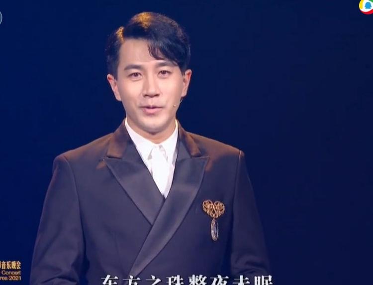 黑色 大湾区晚会群星造型:王菲穿白裙如仙女下凡,赵丽颖素色裙显身材