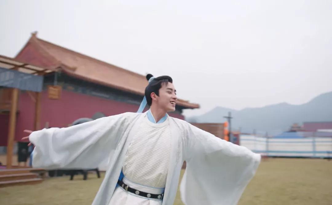 什么|甜宠剧水平被赵露思新剧拉低！男演员古装扮相丑，剧情幼稚两集弃