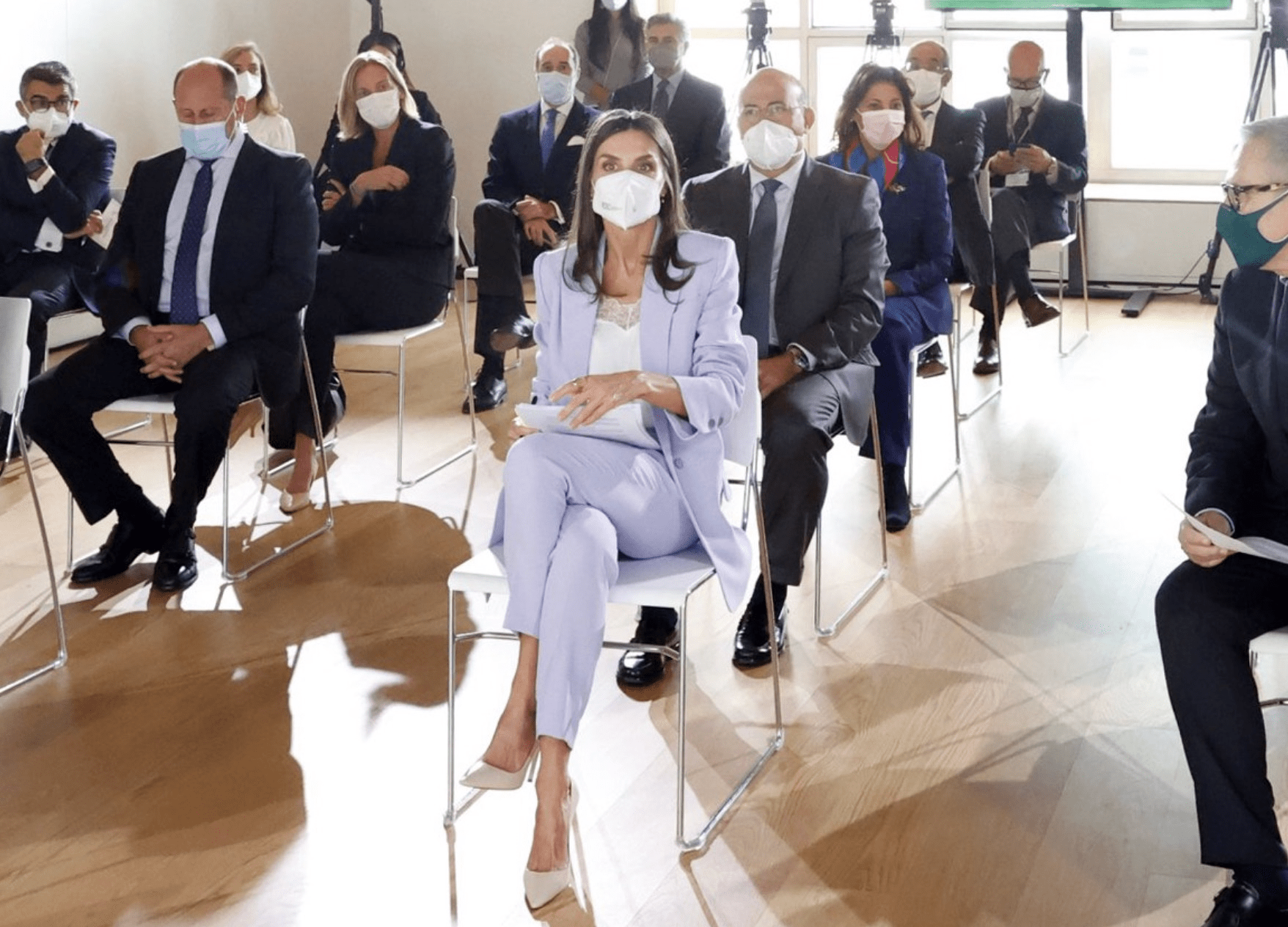 瑞典 纯色套装不好穿：瑞典公主穿得突兀，莱蒂齐亚选对颜色，清爽宜人