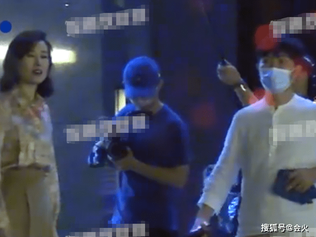 观众45岁刘敏涛深夜开工被拍，皮肤白皙腰肢纤细，与工作人员开心热聊