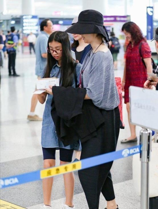 大婶 徐帆带养女走机场,穿棉麻衫配低档裤,穿出了大婶们想要的年轻感