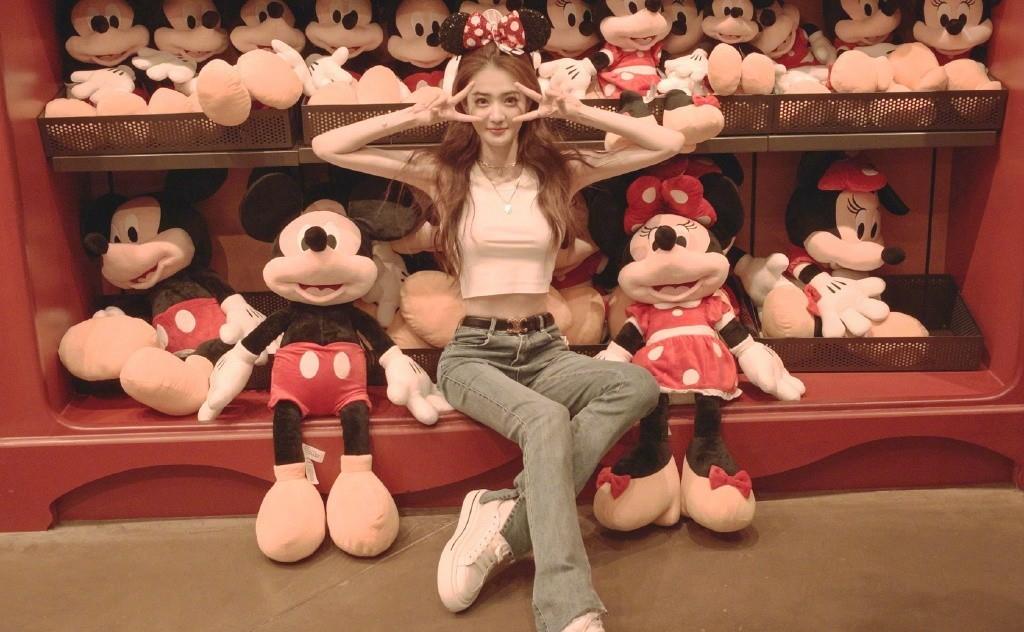 身材 徐璐聚餐被人偶遇,穿大码长袖玩失踪,粉丝镜头下嘴咬筷子好撩人