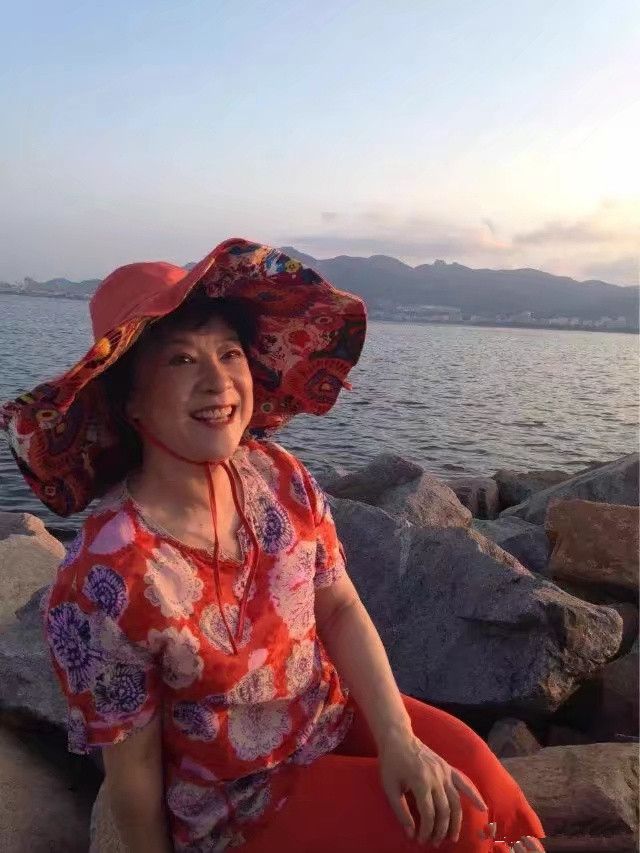 乡村挺乡村大妈的衣服，被王馥荔穿的像个贵妇一样，74岁还这么漂亮！