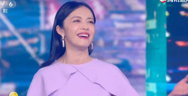 黑色 大湾区晚会群星造型：王菲穿白裙如仙女下凡，赵丽颖素色裙显身材