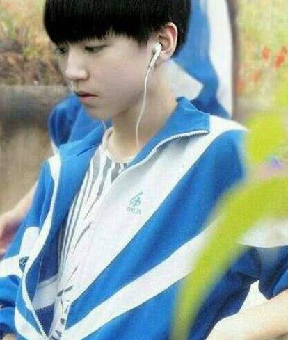 斯文 王俊凯穿过很多款校服,他穿蓝白校服可爱吗?