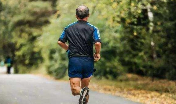 人群|一天吃两顿饭和一天三顿饭，哪个对肠胃健康最有益？选错的要改了