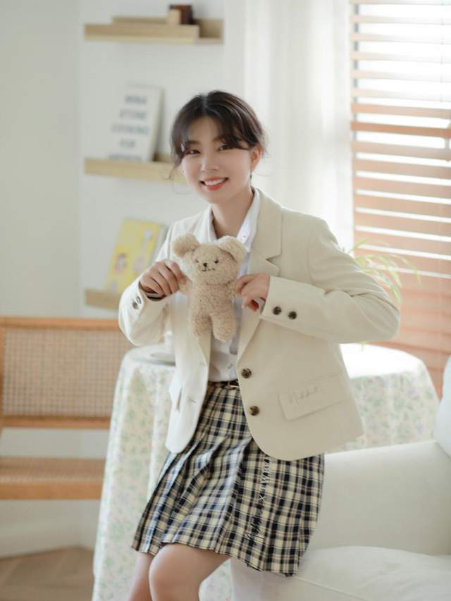 毛衣 小个子女生秋天怎么穿?咖啡色毛衣+深色牛仔裤,上身复古又时髦