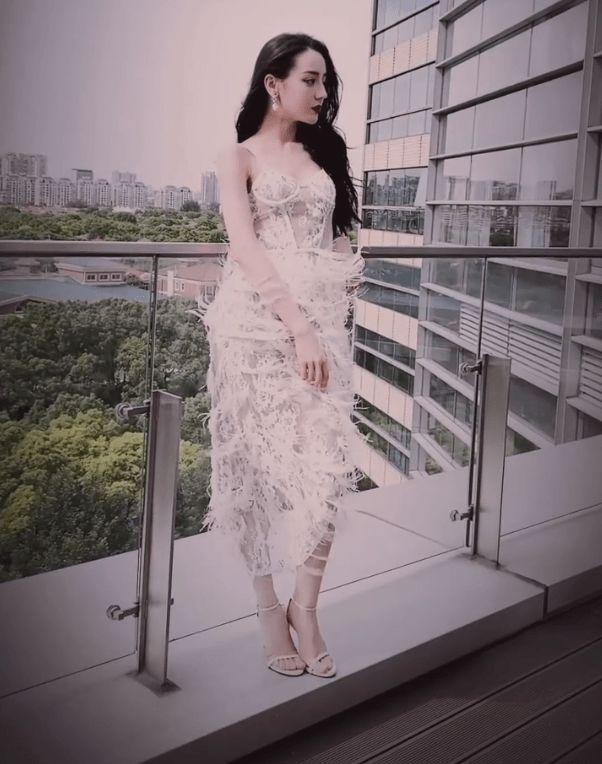 娱乐 热巴机场造型首次翻车，因太瘦撑不起衣服，侧面看就像“纸片人”