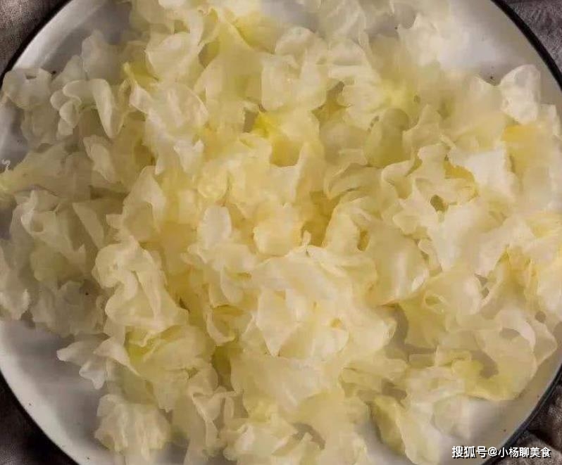 美食银耳泡发用热水还是冷水？10人9做错，难怪银耳不出胶质还不黏稠