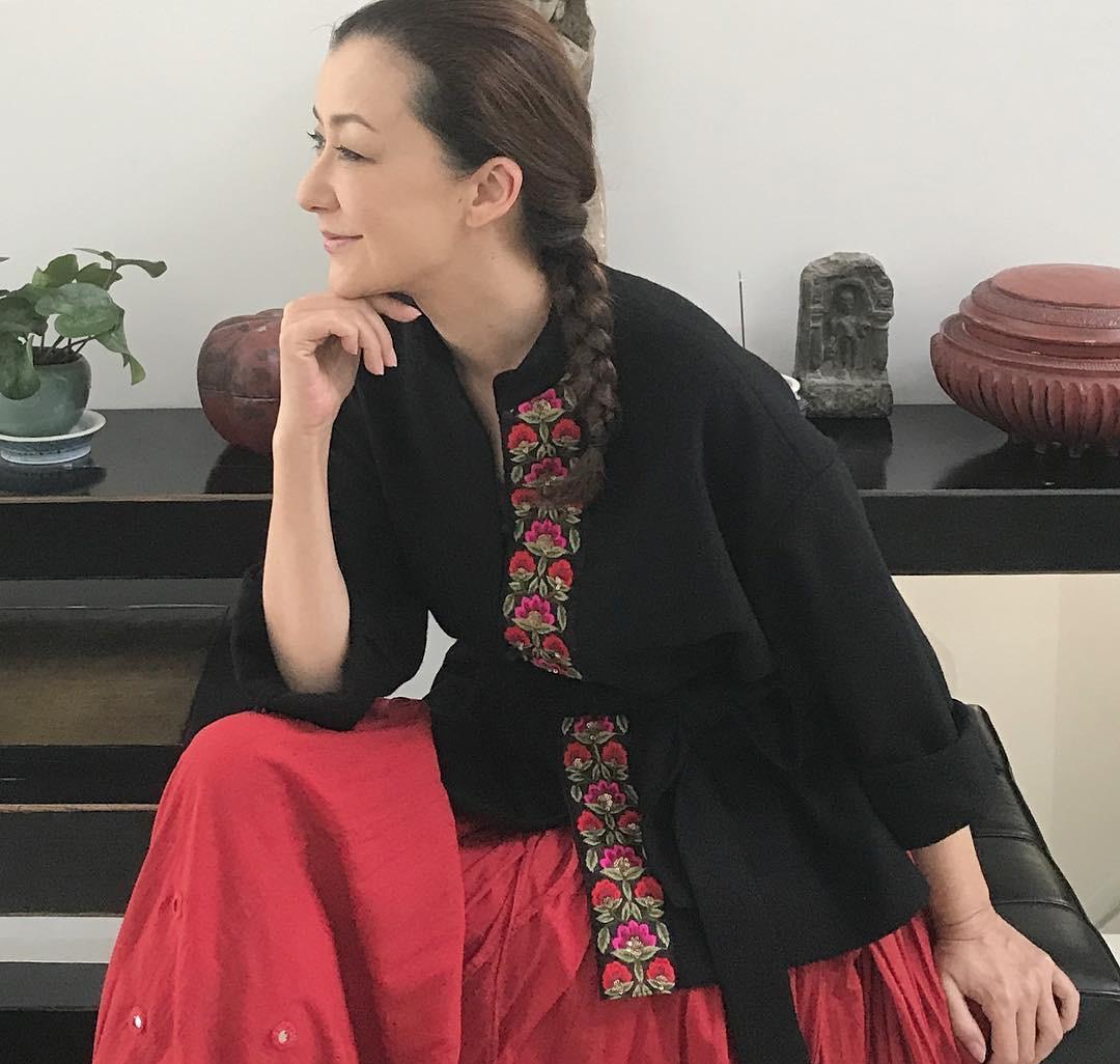 蓝色 女人过了60岁别穿得太花哨，这位日本大妈的搭配，简单时尚养眼