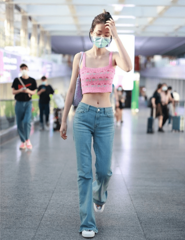 视觉 虽然乔欣还有乖乖女的样子，可穿搭还挺“辣妹”的，短上衣太抢镜