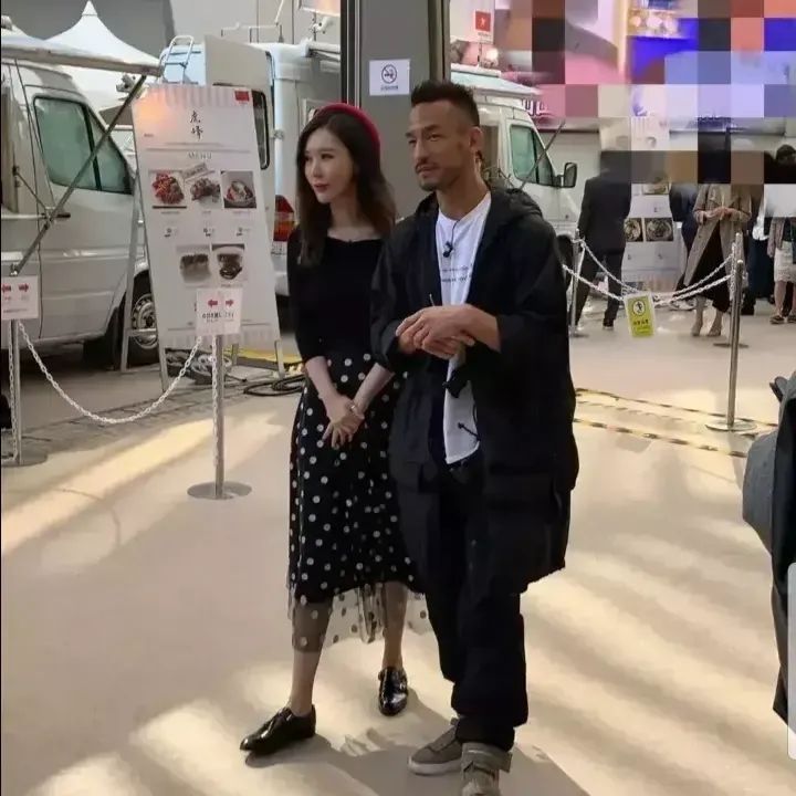 显得 王石娇妻晒近照，修饰过的脸浮肿又沧桑，看到了真实的中年妇女！