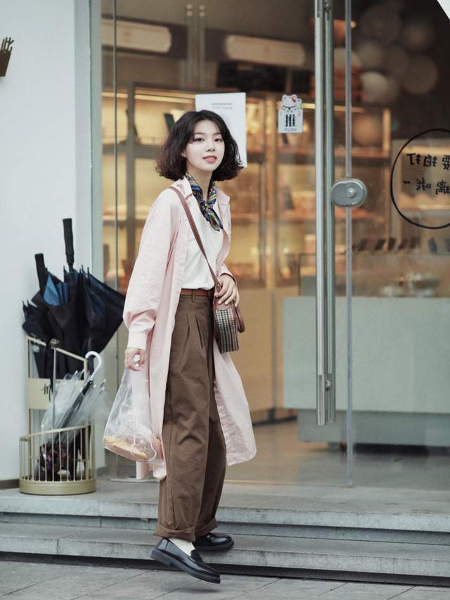 毛衣 小个子女生秋天怎么穿?咖啡色毛衣+深色牛仔裤,上身复古又时髦