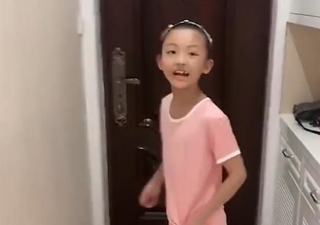 父女|安徽一女儿开门突然看到5个月没回家的爸爸，女儿的反应看哭网友