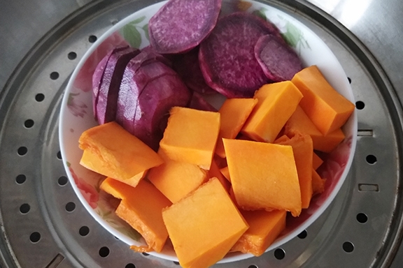 做法|这早餐儿子每次最少吃三块，搅一搅蒸一蒸就出锅，营养解馋又顶饱