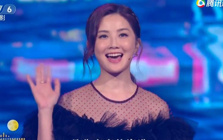 黑色 大湾区晚会群星造型:王菲穿白裙如仙女下凡,赵丽颖素色裙显身材