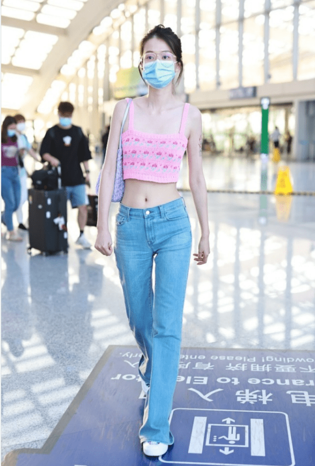 视觉 虽然乔欣还有乖乖女的样子，可穿搭还挺“辣妹”的，短上衣太抢镜