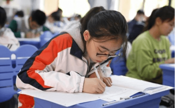 社会|小学语文封面“二胎变三胎”？潜移默化鼓励生育？人教社回应来了