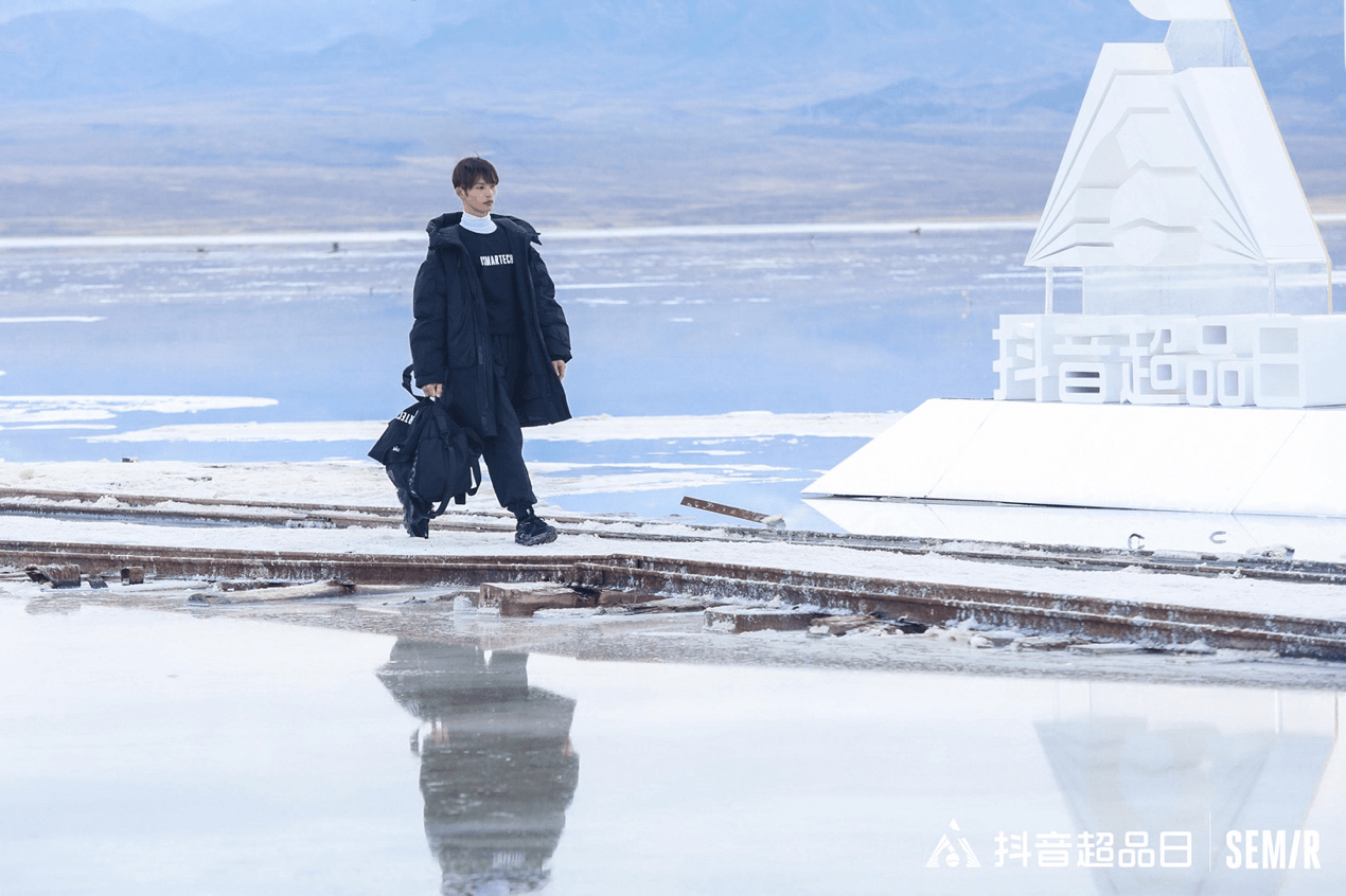 音超 在3059米海拔的天空之境打造沉浸式走秀