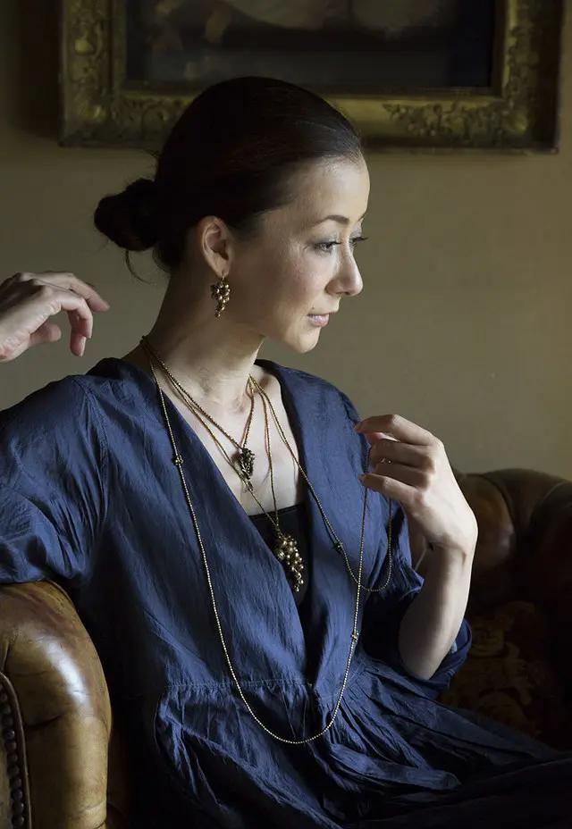 蓝色 女人过了60岁别穿得太花哨，这位日本大妈的搭配，简单时尚养眼