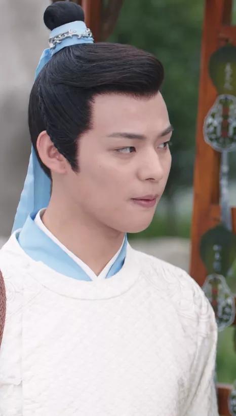 什么|甜宠剧水平被赵露思新剧拉低！男演员古装扮相丑，剧情幼稚两集弃