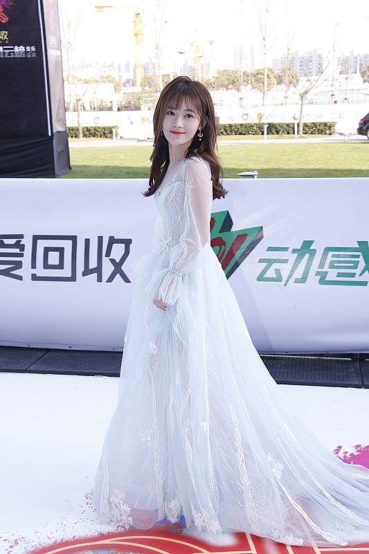 鞠婧祎 吴昕和鞠婧祎的身高差不多，但气质相差大，穿的礼服风格也不同