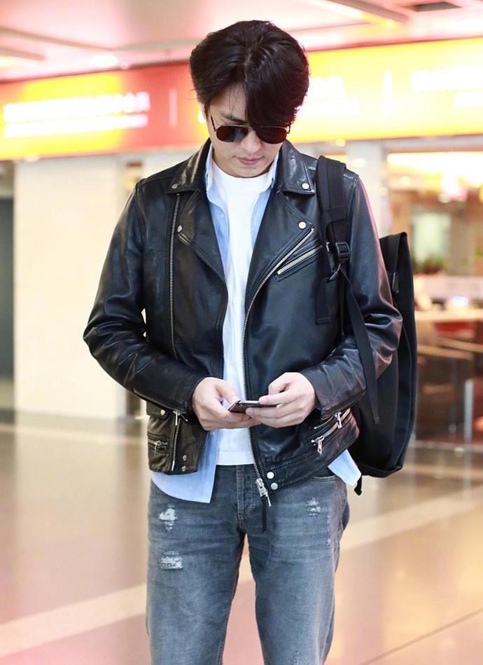 蓝色 老干部靳东认真过冬！棉服牛仔裤保暖有型，戴个眼镜更具高知气质