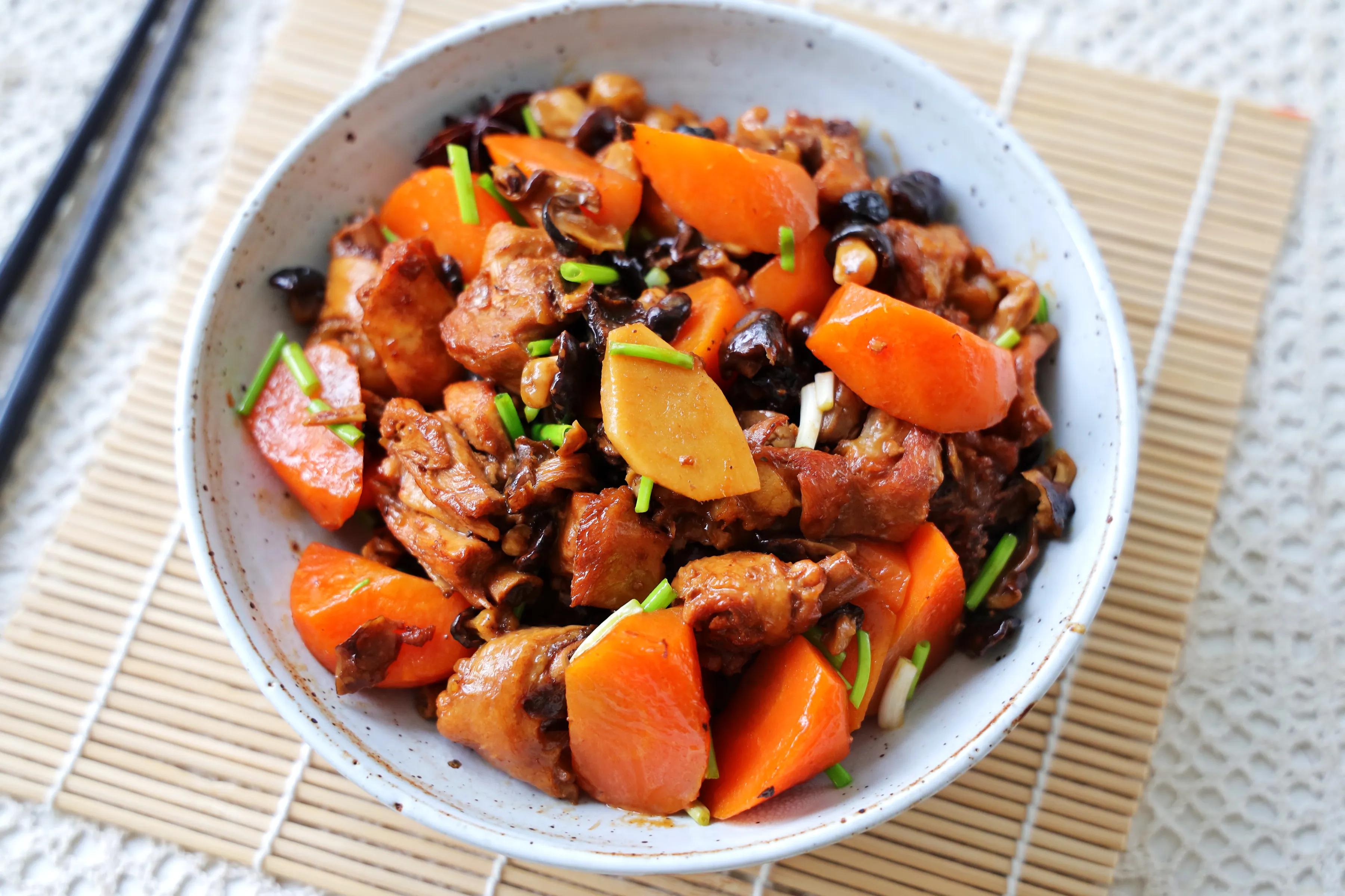 胡萝卜|鸡腿肉炖胡萝卜蘑菇，秋季可以常吃的家常菜，营养丰富，食材简单
