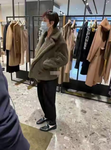 貂有 孙俪逛街被偶遇，三十多度穿貂有勇气，不愧是养生达人