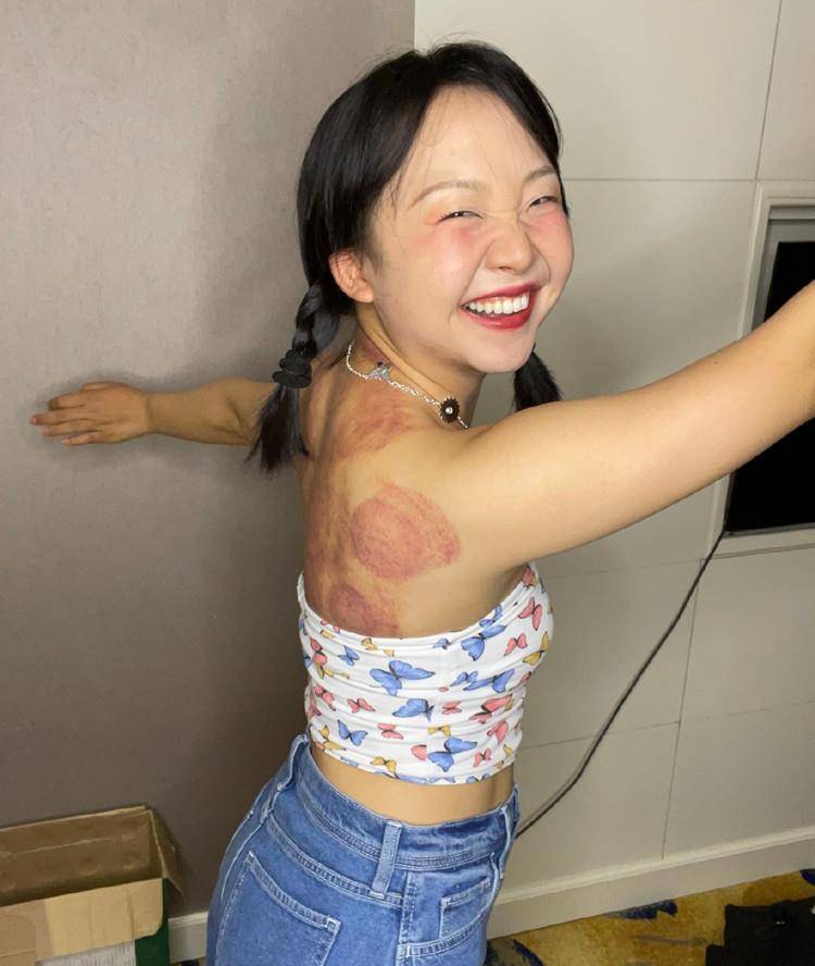 粉色 辣目洋子又“辣眼”了，模仿女团穿热裤真大胆，还真像个idol的样