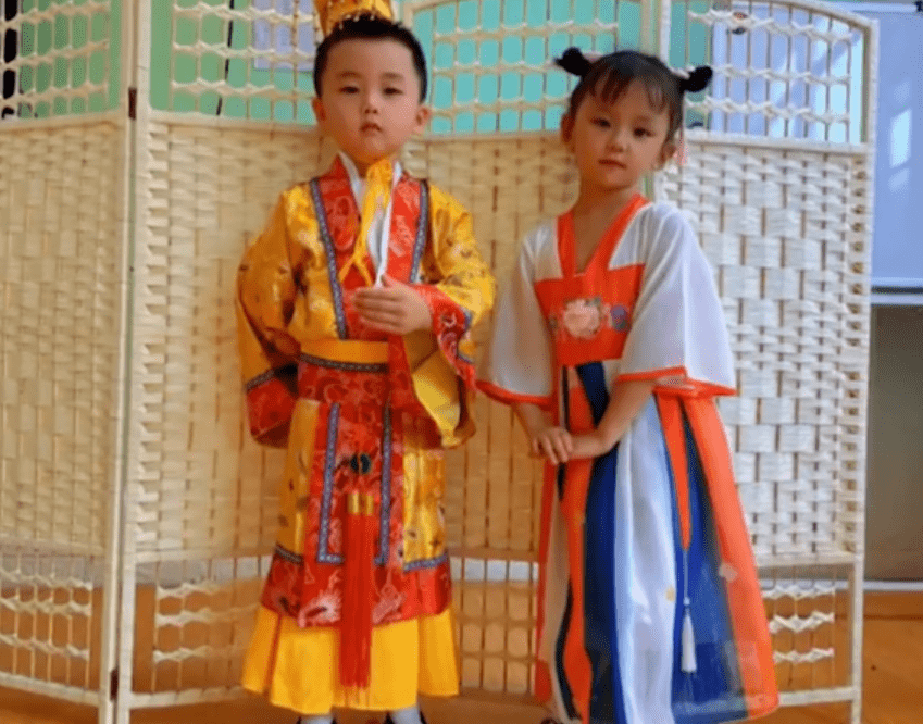活动|江苏幼儿园举行汉服活动,男孩身披黄袍超抢眼,家长吐槽没必要