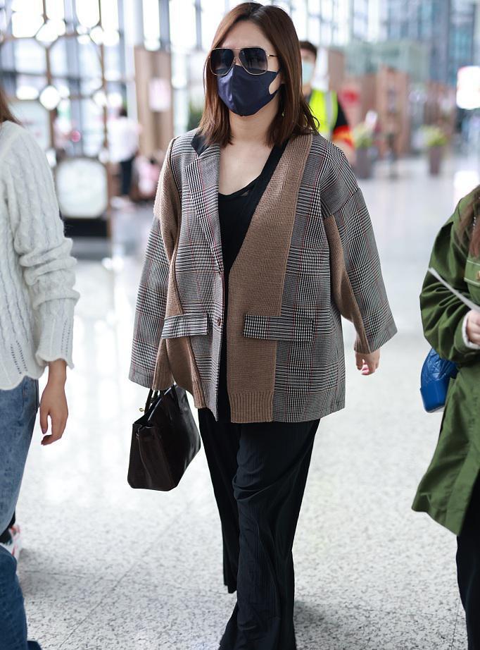 元素 阿娇胖到不敢认，走机场穿格纹西装藏不住圆鼓鼓肚子，但气场仍在