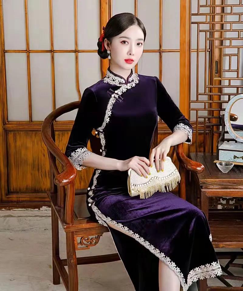 因为 秋季为什么很多人喜欢买丝绒旗袍，因为它能安全地呵护我们的肌肤