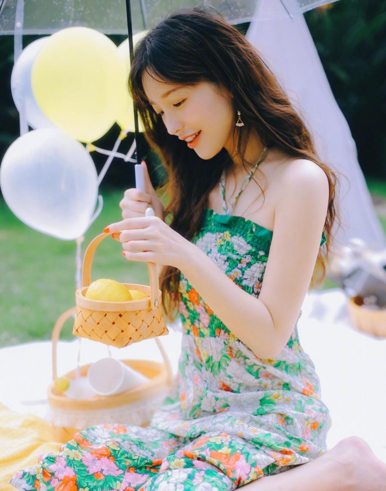 图案 金莎真的太大胆了，素颜出门还穿这么土，审美不太好