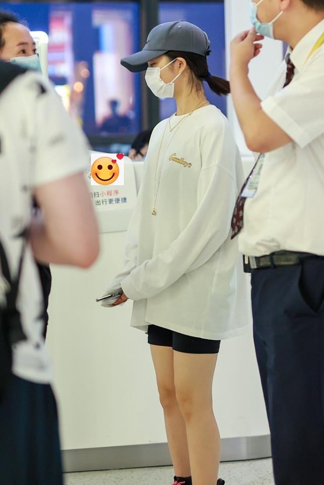 身材 黄多多真长大了，穿卫衣配短裤显得挺成熟的，不像15岁的样子
