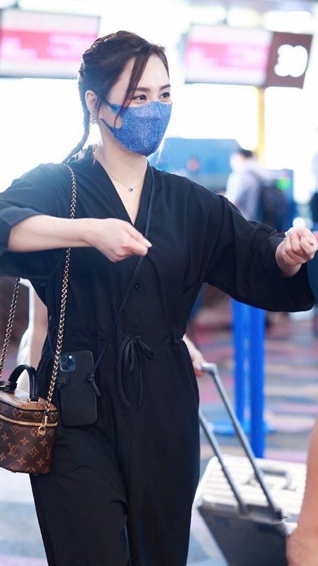 视觉 阿娇的40岁也太美好了,一身黑打扮虽很简单,气质高级比少女耐看