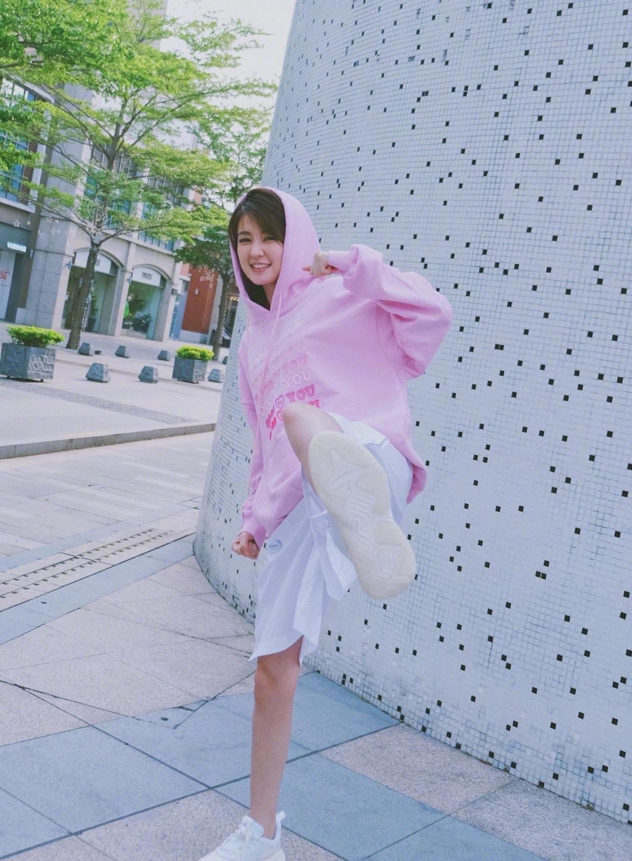 身材 我被乔欣的“括号臀”迷住了，穿紧身抹胸连衣裙，大胆秀出腰臀比