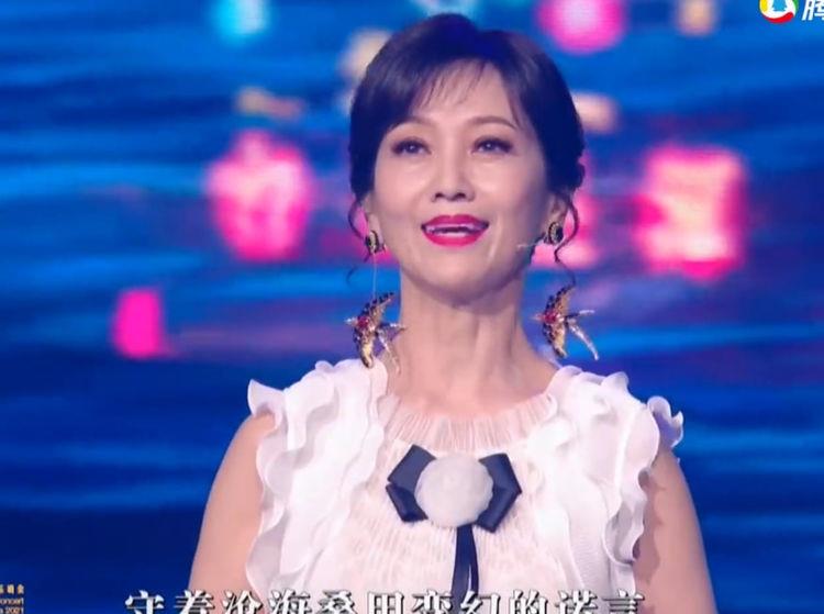 黑色 大湾区晚会群星造型:王菲穿白裙如仙女下凡,赵丽颖素色裙显身材