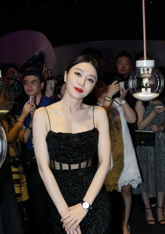 黑色 秦岚胆儿真大，穿吊带长裙仅靠两根细绳支撑，黑色豹纹尽显野性美