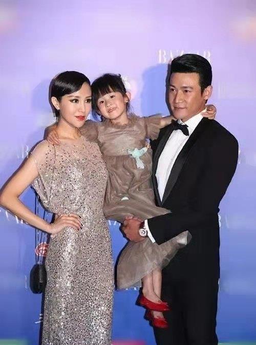 金色 陆毅一家3口造型不错，尤其是鲍蕾穿金色礼服裙，优雅大气又时尚